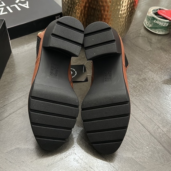 NATURALIZER Madalynn-Gore Lug Sole Booties - Picture 3 of 14